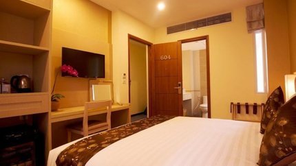 Có kệ để đồ, phòng thiết kế đơn giản