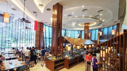 Quầy buffet với đa dạng món ăn