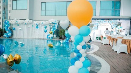 Bể bơi ngoài trời rộng rãi