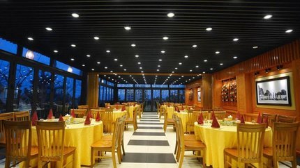 Khu vực bàn ăn trong nhà hàng