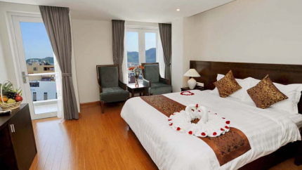 Phòng Deluxe Hướng Phố  - 1 Giường đôi