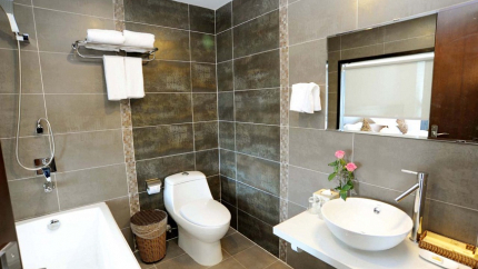 Phòng Tắm -  Phòng Deluxe Hướng Phố