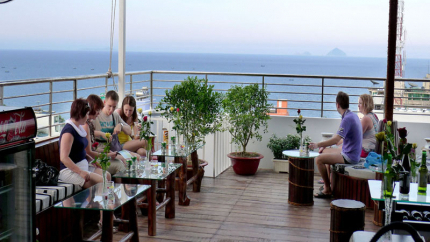 Quầy Bar Trên Sân Thượng Hà Nội Golden Hotel Nha Trang