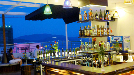 Quầy Bar Với Tầm Nhìn Ra Biển Hà Nội Golden Hotel Nha Trang