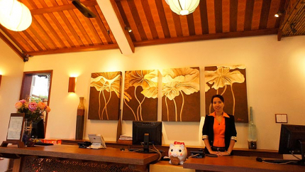 Quầy lễ tân khách sạn