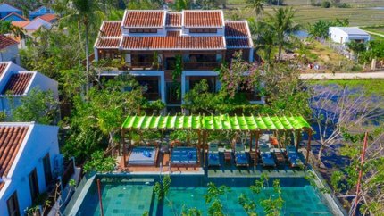 Nghỉ dưỡng bên hồ bơi tại khách sạn