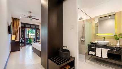 Phòng vệ sinh được trang bị đầy đủ tiện nghi