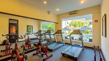Phòng gym với đầy đủ máy tập