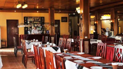 Khách sạn Holiday