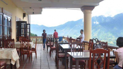 Khách sạn Holiday