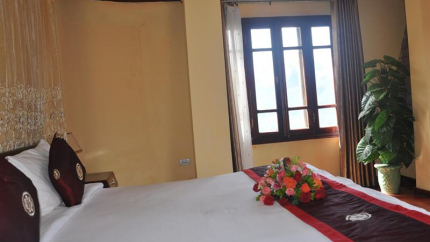 Khách sạn Holiday