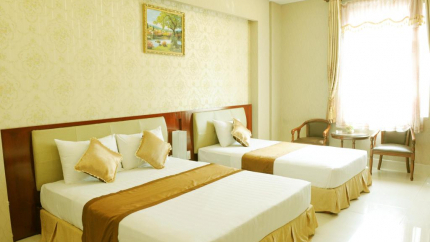Phòng Deluxe Triple Khách sạn Holiday Cần Thơ