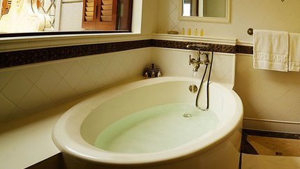 Bồn tắm nằm có cửa sổ thư giãn