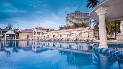 Hồ bơi ngoài trời rộng rãi trong lòng khách sạn