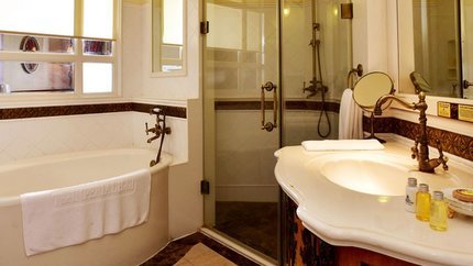 Nhà tắm có bồn tắm nằm thoải mái