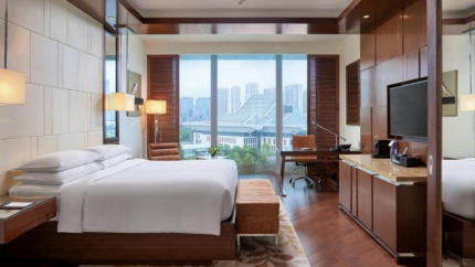 Phòng Deluxe Hướng Hồ Tại JW Marriot Hà Nội