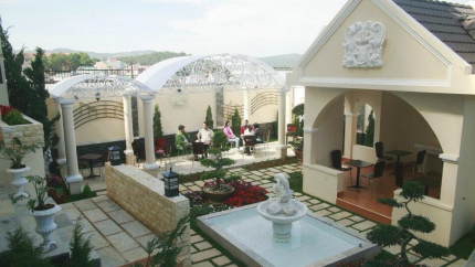 Khuôn Viên Khách sạn Le Petit Paris Đà Lạt