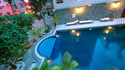 Bể Bơi Khách Sạn Luxury Nha Trang