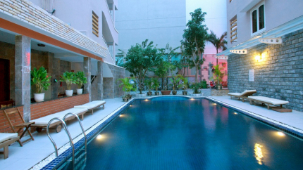 Bể Bơi Khách Sạn Luxury Nha Trang