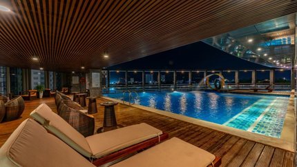 Hồ bơi ngoài trời view thành phố