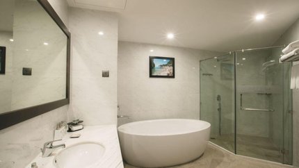 Phòng có bồn tắm và vòi sen