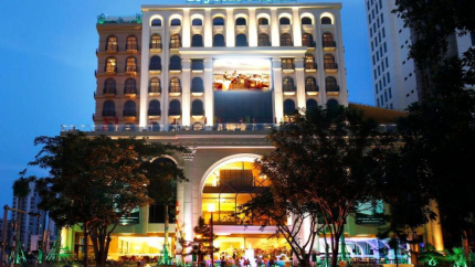 Toàn cảnh Merperle Crystal Palace Hotel buổi tối