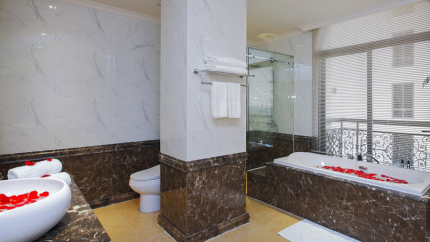 Phòng vệ sinh Junior Suite Merperle Crystal Palace 4*