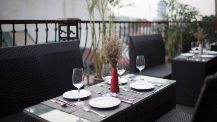 Nhà Hàng Bên Ngoài