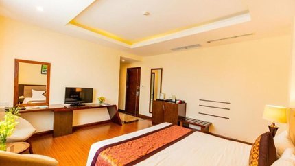 Phòng có tủ đồ, bàn làm việc