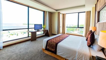 Phòng rất thoáng nhờ cửa kính lớn