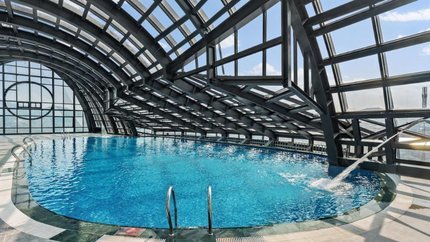 Bể bơi tại khách sạn