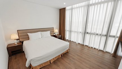 Phong thoáng đãng với cửa sổ sỡ lớn