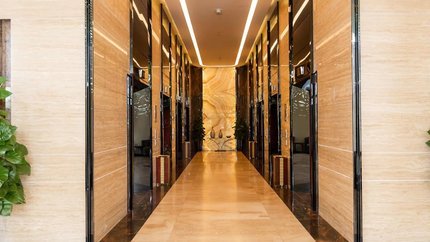 Hành lang khách sạn rộng, thoáng