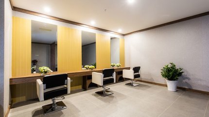 Tiệm cắt tóc rộng rãi