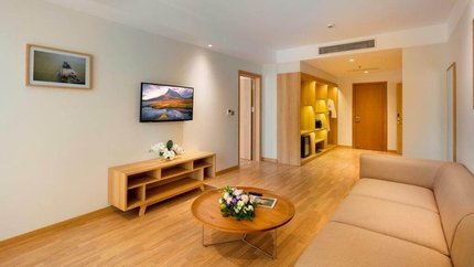 Diện tích phòng rộng, có ghế sofa