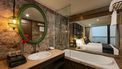 Phòng vệ sinh với vị trí bồn tắm hướng ra giường ngủ