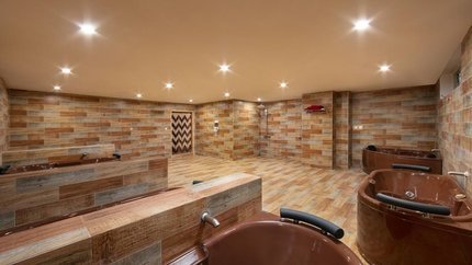 Phòng tắm nước lá đặc trưng của dân tộc Dao Đỏ