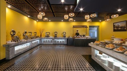Quầy buffet với đa dạng các món ăn
