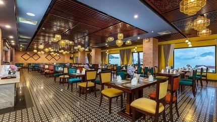 Không gian rộng lớn của nhà hàng Tả Van