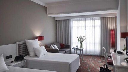 Phòng được thiết kế với màu trắng chủ đạo