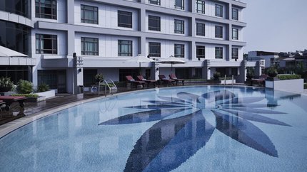 Hồ bơi ngoài trời với thiết kế độc đáo