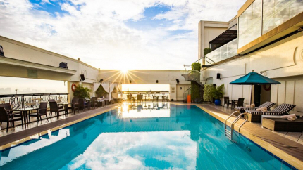 Bể Bơi Khách sạn Renaissance Riverside Sài Gòn