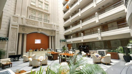 Khuôn viên Khách sạn Renaissance Riverside Sài Gòn