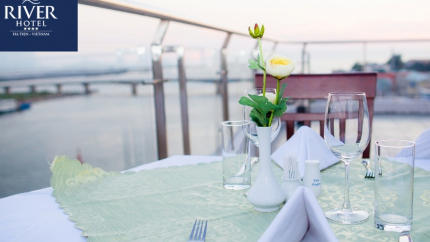 Nhà Hàng Trên Sông