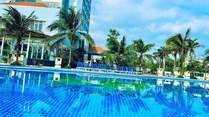 Bể bơi rộng lớn