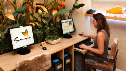 Máy Tính Truy Cập Internet Khách sạn Sanouva Sài Gòn