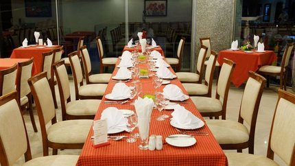 Nhà hàng bày trí sang trong, tiện nghi