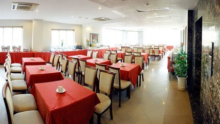 Nhà hàng rộng rãi, sạch sẽ