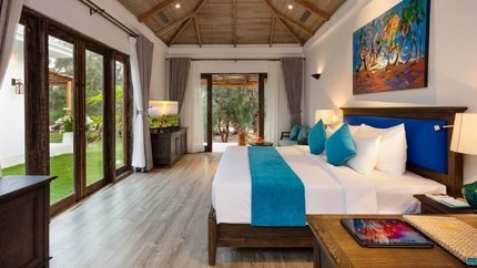 Tiện nghi đầy đủ, phòng có bàn làm việc