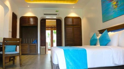 Giường ngủ rộng rãi, thoải mái, cửa phòng thông thoáng